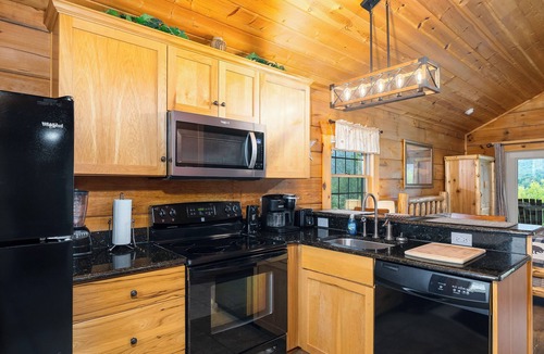 Stanley Cabin | HUGE summer SAVINGS LURAY Mountain getaway Private Log cabin 6 Hot Tub Fireplace