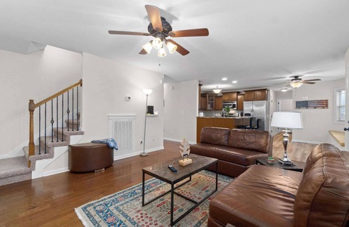 Clarksville House | Huge Yard&Deck! Mins to Airport - Beds on Brewster