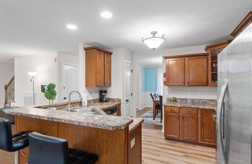 Clarksville House | Huge Yard&Deck! Mins to Airport - Beds on Brewster