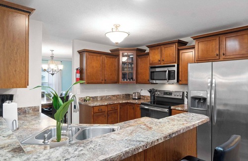 Clarksville House | Huge Yard&Deck! Mins to Airport - Beds on Brewster