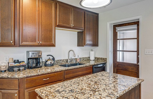 Colgate House | Huge Yard, Fire Pit, Garden! Milwaukee Family Home