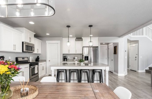 Saratoga Springs House | HUGE Yard Fully Fenced Duel Kitchen 30 Day Minimum