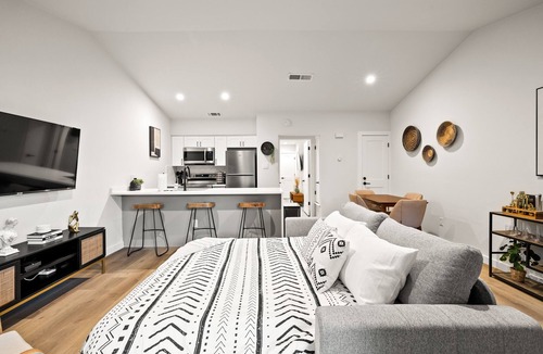 Barton Hills House | Huge Yard, Putting Green, Hot Tub & King Bed! Walk to Barton Springs/Zilker Park