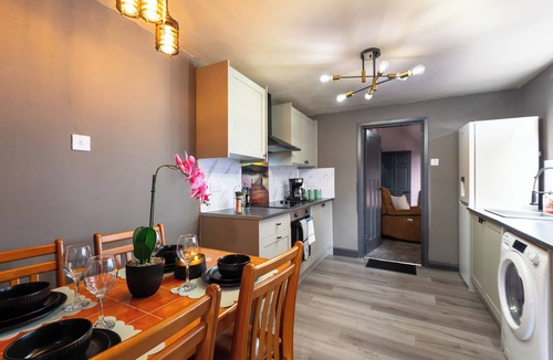 Hull House | Hull Comfort 4BR Amen Home | 2 Bathrooms | Central