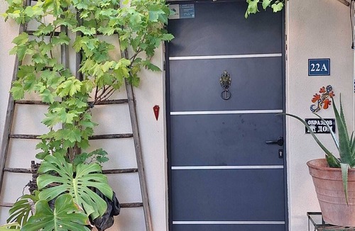 Avignon Apartment | hummingbird/dog accepted on request