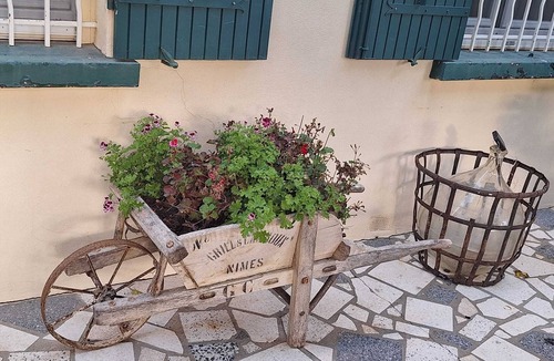 Avignon Apartment | hummingbird/dog accepted on request
