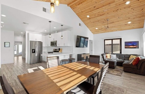 Evans Churchill House | Hummingbird Harmony House with BBQ & Hot Tub