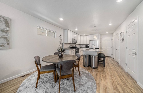 Longmont House | Hummingbird Haven-Prime location in South Longmont-sleeps 8,4beds,blocks to Rec