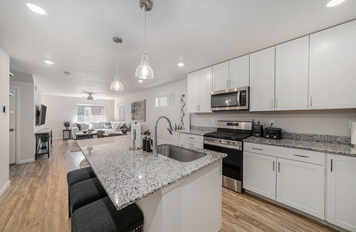 Longmont House | Hummingbird Haven-Prime location in South Longmont-sleeps 8,4beds,blocks to Rec