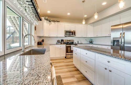 Moses Lake House | Hunt & Hike: Potholes State Park Home Hot Tub