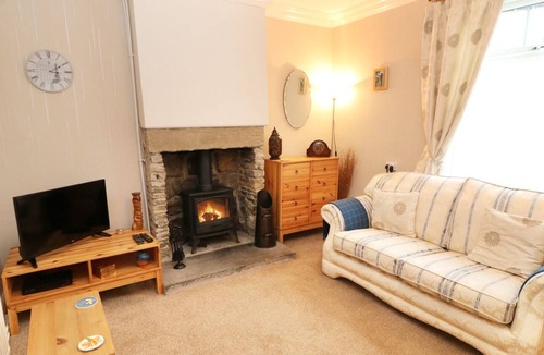 Penistone Cottage | HUNTER HOUSE, pet friendly, with open fire in Penistone