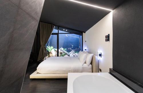 Wat Bung Toei Villa | Hunter house
