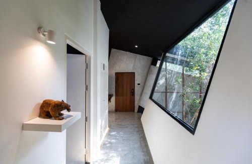 Wat Bung Toei Villa | Hunter house