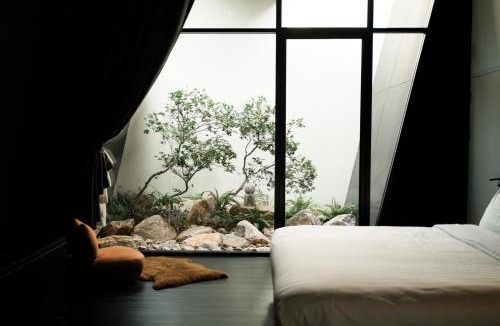 Wat Bung Toei Villa | Hunter house