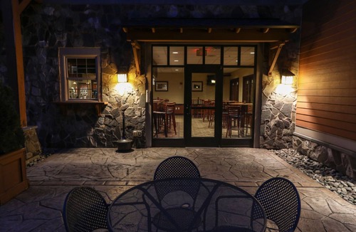 Hunter Apartment | Hunter Mtn Deluxe Studio | Fireplace & Kitchen