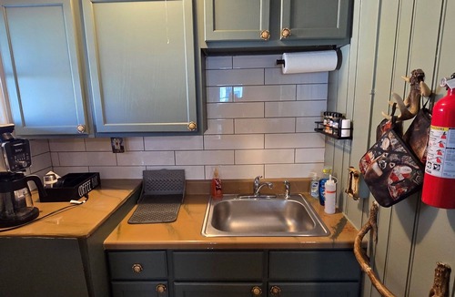 Geneva-on-the-Lake Cottage | "Hunter’s Hideout – A Rustic Cottage for Adventure & Relaxation"