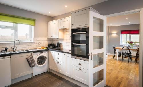 Poltimore House | Hunters Lodge Exeter, Free Parking, Country Views, Great Wi-Fi, Large Garden