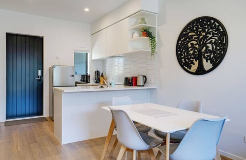 Auckland Villa | Huntington Townhouse with Patio and Parking