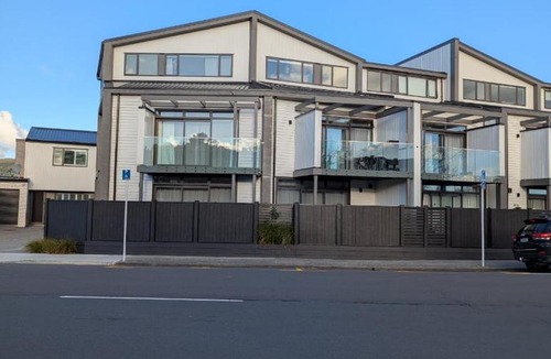 Lower Hutt Apartment | Hutt Central Brand New 3 bedroom 2 Bath Spacious House with Balcony Private garage- 15 Mins to Wellington CBD