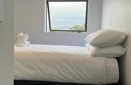 Lower Hutt Apartment | Hutt Central Modern 3-Bedroom,3- Bathroom House with Patio and Carpark- 15 Mins to Wellington CBD