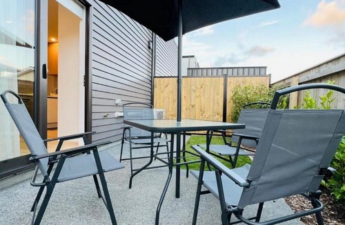 Lower Hutt Apartment | Hutt Central Modern 3-Bedroom,3- Bathroom House with Patio and Carpark- 15 Mins to Wellington CBD
