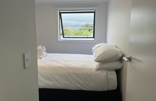 Lower Hutt Apartment | Hutt Central Modern 3-Bedroom,3- Bathroom House with Patio and Carpark- 15 Mins to Wellington CBD