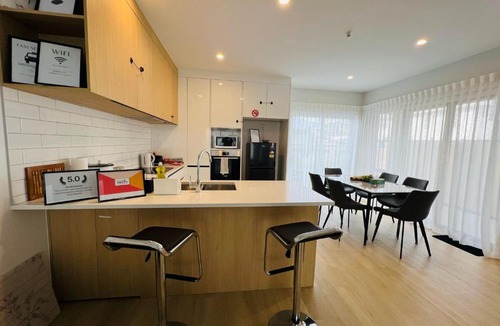 Lower Hutt Apartment | Hutt Central Modern 3-Bedroom,3- Bathroom House with Patio and Carpark- 15 Mins to Wellington CBD