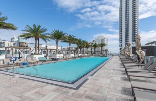 Hollywood South Central Beach Apartment | HYDE BEACH HOUSE THREE-BEDROOM, WATERFRONT, OCEAN AND INTERCOSTAL VIEW, ROOFTOP POOL, 5 MiN WALK TO BEACH, NO RESORT & PARKING FEES, CHECK DETAILS