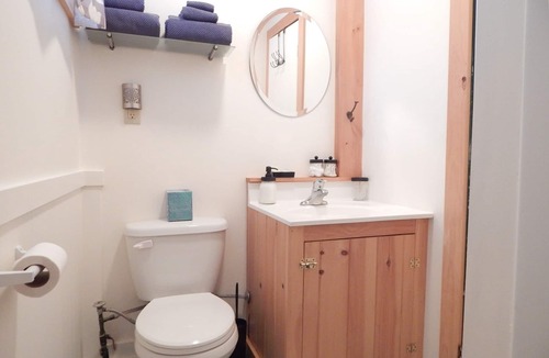 Hyde Park House | Hyde Park Hideaway: A cabin in the heart of Northern Vermont's ski resort
