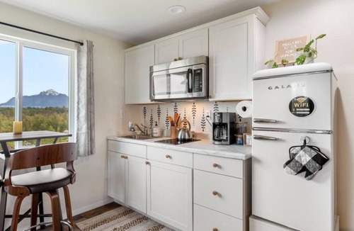 Palmer House | Hyer Mountain Vista-Knik Bungalow