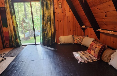 McKenzie Bridge Cabin | Hygge A-Frame: Pet friendly Forest Immersion! Gong-based Sound baths available