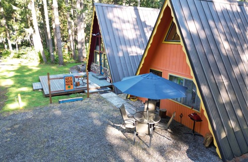 McKenzie Bridge Cabin | Hygge A-Frame: Pet friendly Forest Immersion! Gong-based Sound baths available