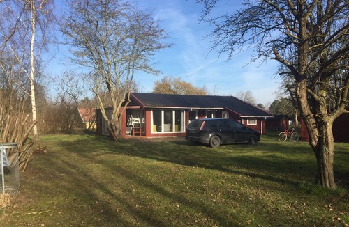 Maribo Cottage | Hyggelig og Familievenligt Ø-sommerhus Omgivet af Vand, Natur og Rigeligt med ro