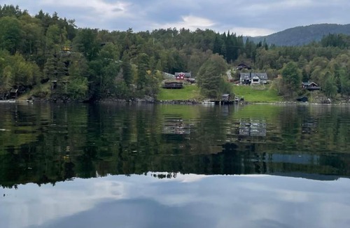 Flora Other | Hytte ved sjøen med båtutleige