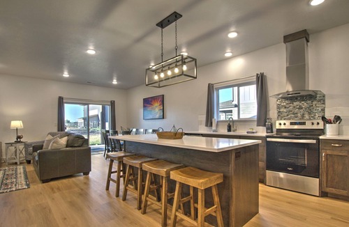Garden City House | i-31 Getaway for 16 at Waterdance. 4 B/4.5BA with rec center-in/outdoor pools