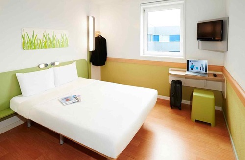 Chatellerault Hotel | ibis budget Châtellerault Nord