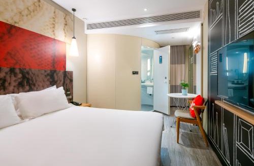 Long Hua Hotel | Ibis Haikou East Railway Station Wuyue Plaza