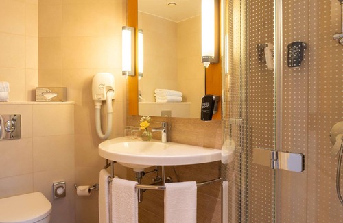 Trade Center Hotel | ibis One Central Hotel