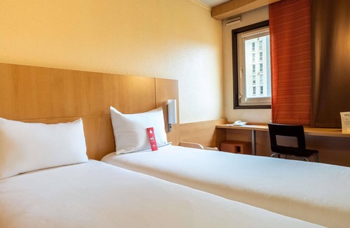Suresnes Hotel | ibis Paris Pont De Suresnes