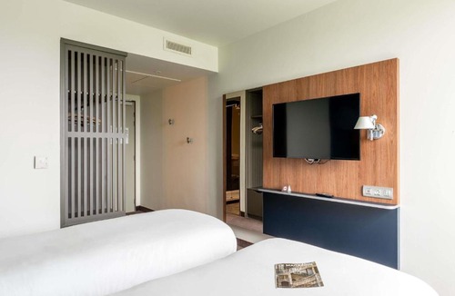 Quartier Saint-Clement - Jardin des Plantes Hotel | Ibis Rouen Centre Rive Gauche Mermoz