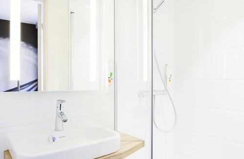 Laval Hotel | ibis Styles Laval Centre Gare