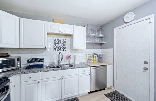 Paw Creek House | Ice Bath + Fire Pit + Outdoor Bar · 3BR · Mins to Uptown
