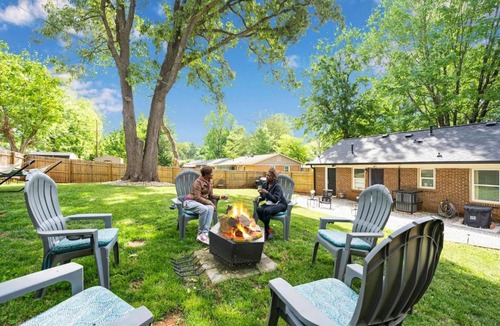 Paw Creek House | Ice Bath + Fire Pit + Outdoor Bar · 3BR · Mins to Uptown