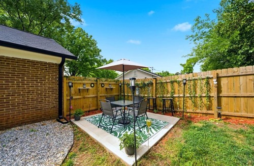 Paw Creek House | Ice Bath + Fire Pit + Outdoor Bar · 3BR · Mins to Uptown