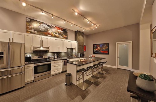 Downtown Edmonton Hotel | Ice District 2 Kings Private Parking Patio