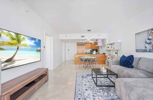 Downtown Miami Condo | Icon Brickell 1BR with Balcony & Ocean Views