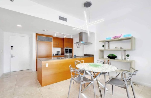 Downtown Miami Condo | Icon Brickell 1BR with Balcony & Ocean Views