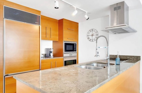 Downtown Miami Condo | Icon Brickell 1BR with Balcony & Ocean Views