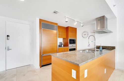 Downtown Miami Condo | Icon Brickell 1BR with Balcony & Ocean Views