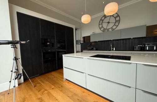 South Queensferry Apartment | Iconic beachfront appt - 3 bed on High the Street